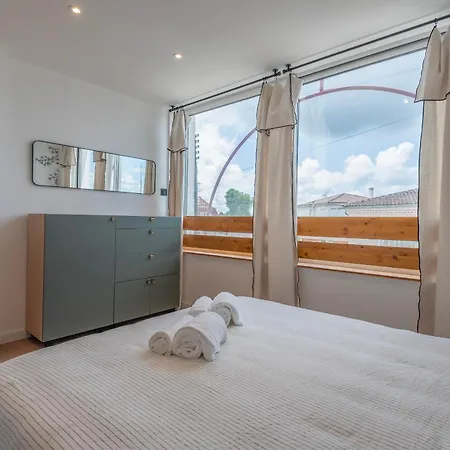 Kerlarros Clim Et Parking Face Gare Et Port Gujan-Mestras