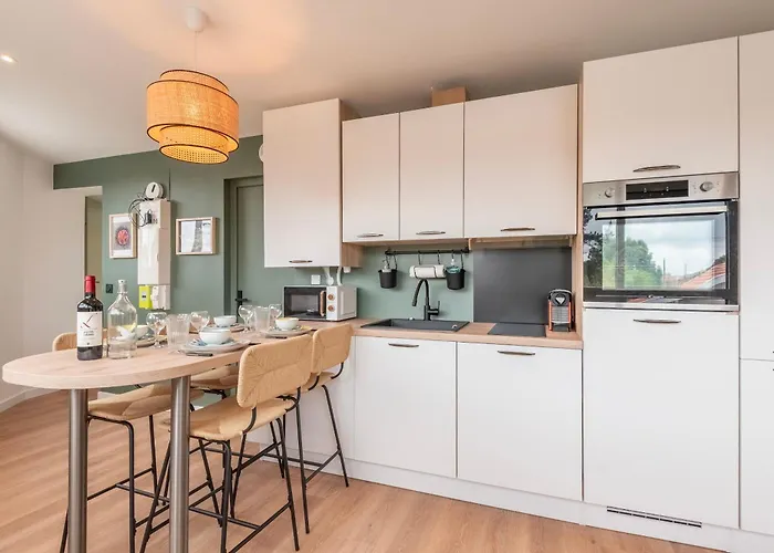 Kerlarros Clim Et Parking Face Gare Et Port * غوجان-ميستراس